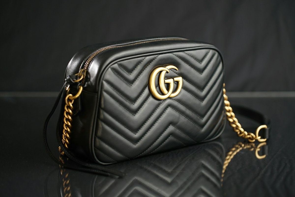 Accessories and handbag details to complete everyday looks